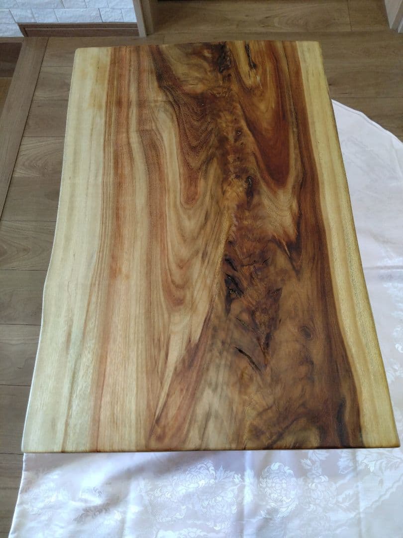 楠（くす）のテーブル⑲　耳付き楠の木の一枚板の模様が綺麗なテーブル