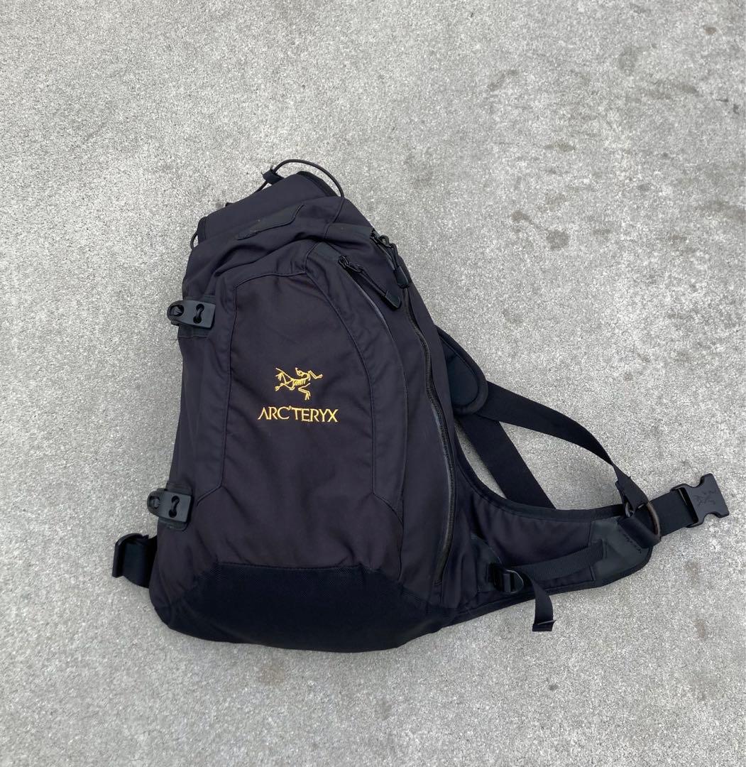 Arc'teryx アークテリクス　クロスボディバック　QUIVER 金ロゴ