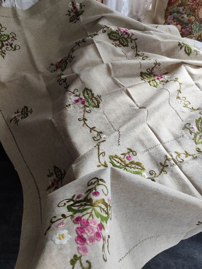 ヴィンテージ 混紡リネン 葡萄蔓 手刺繍　大判テーブルクロス