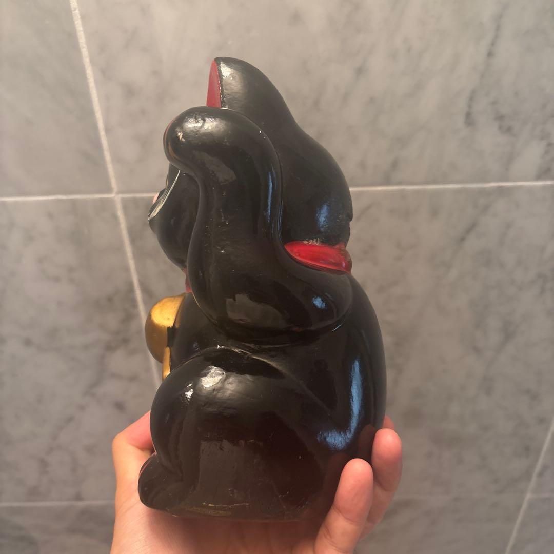 アンティーク手描きの長いお髭と大きな瞳が芸術的で打ち出の小槌が珍しい招き猫の陶器