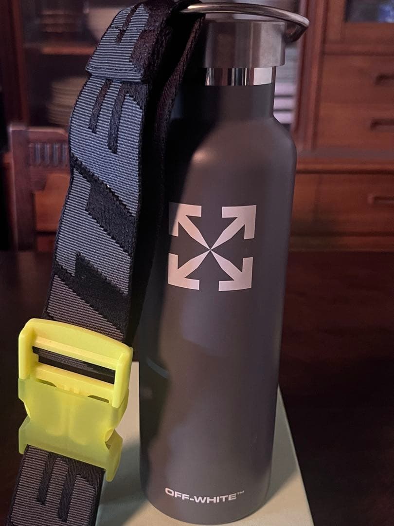 OFF-WHITE クロスアローロゴ水筒　ロングストラップ付き