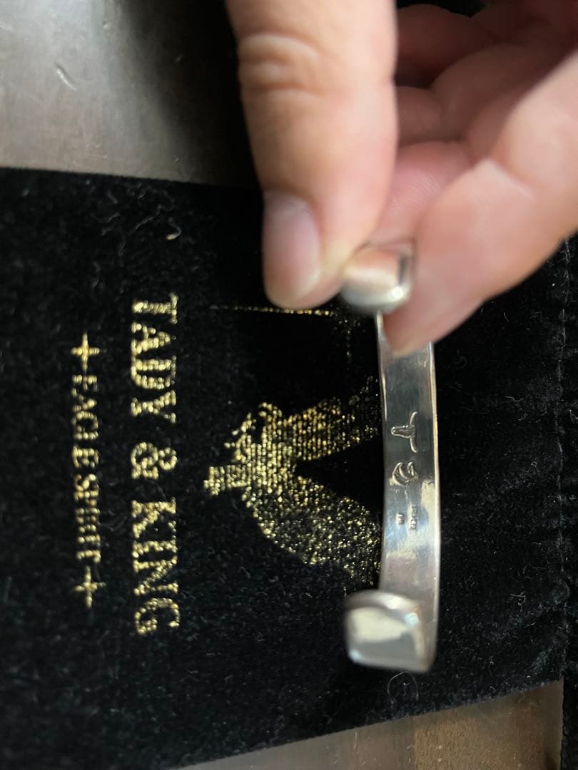 TADY&KING バングル　廃盤品　平打ちバングルアラベスク 彫り　ホーン