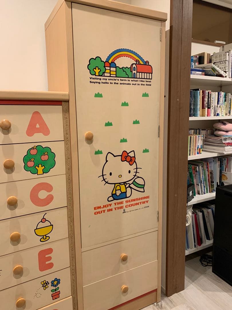 レトロ　ハローキティ　木製タンス　木製クローゼット　サンリオ　くろがね