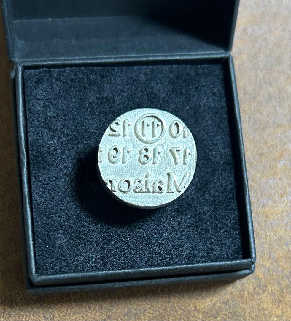 い*ら様 【Maison Margiela】ロゴスタンプ エングレイブドシグネッ