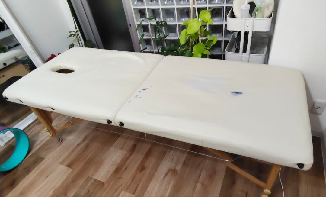 軽量　持ち運び用取っ手付き　折りたたみマッサージベッド ホワイト