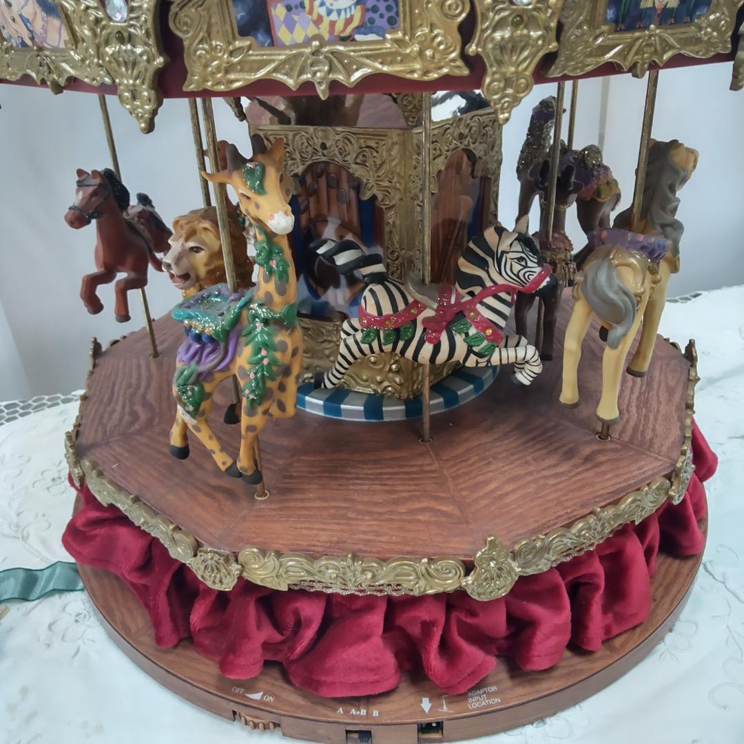 カルーセル　回転木馬　大きなメリーゴー ラウンド