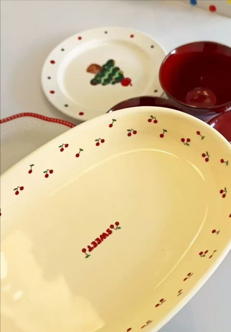 クリーム色のチェリー模様皿セット