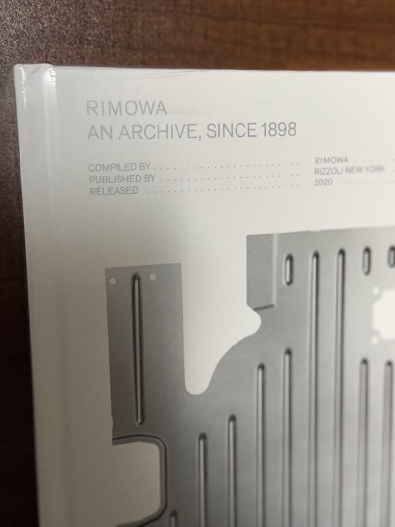 新品未開封品 【限定本】RIMOWA アーカイブブック since1898