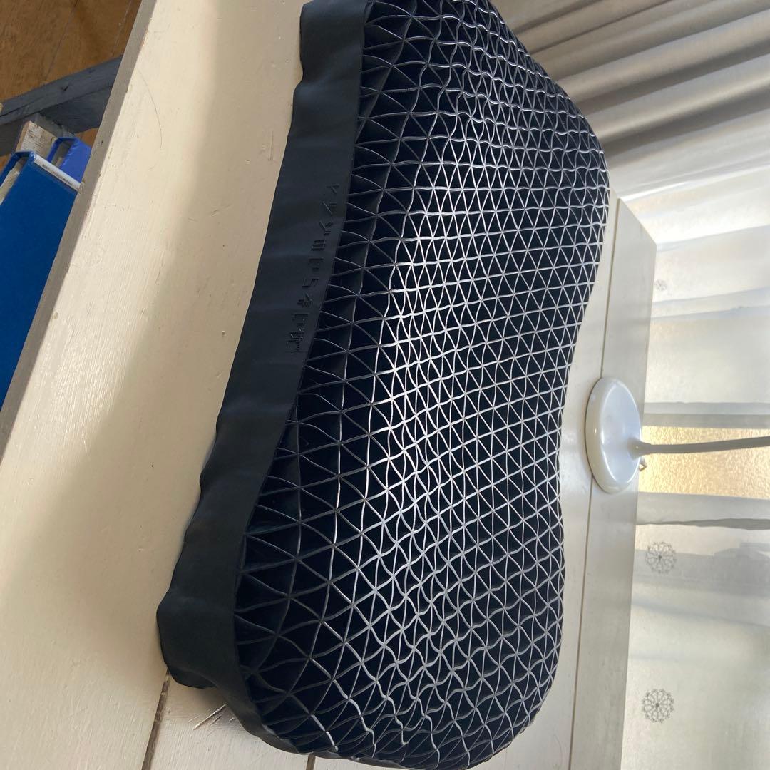 黒い立体メッシュデザインの枕