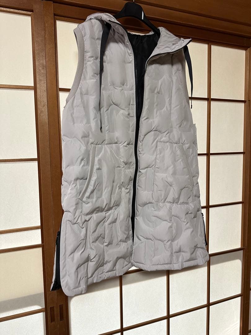 新品タグ付フード付ダウン入りキルティングジレ　ライトグレー　両サイドスリット入