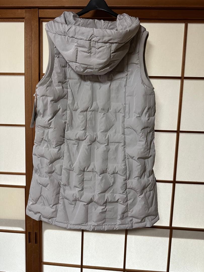 新品タグ付フード付ダウン入りキルティングジレ　ライトグレー　両サイドスリット入