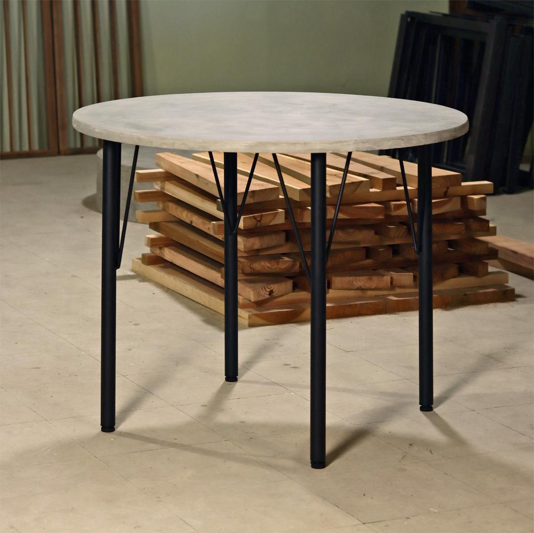 円形｜薄塗りモルタル｜ラウンドテーブル｜ライトグレー｜脚タイプ②