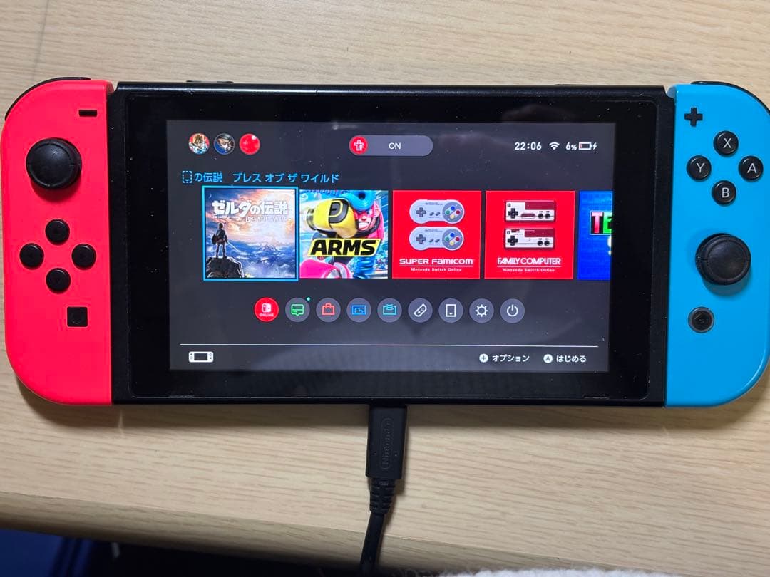 Nintendo Switch 本体＆スタンド、Joy-Conストラップ、ドッグ