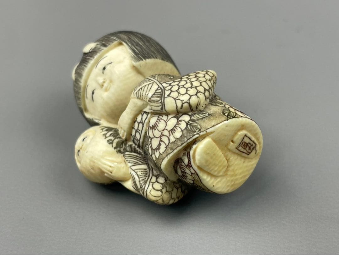 時代根付 極上細密彫り天然素材 白材 マンモス牙製 作家物 在銘 中国美術 唐子
