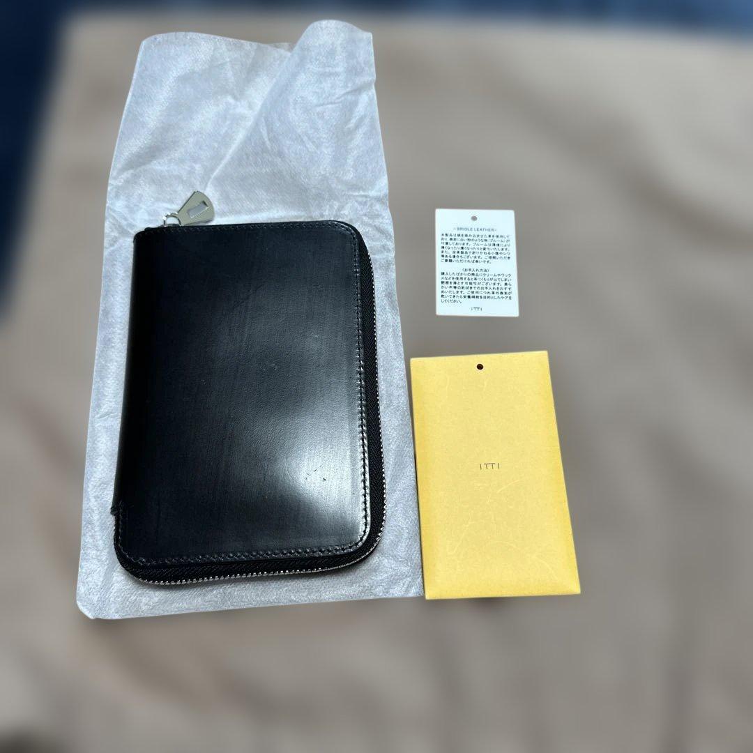 ITTI ブラック ブライドルレザー ミドルラウンドファスナー　ウォレット