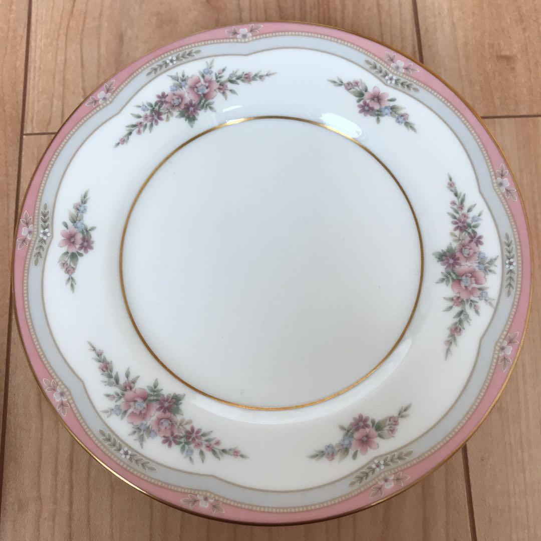 ウェッジウッド　ロザリー　26cm １枚、小皿６枚セット