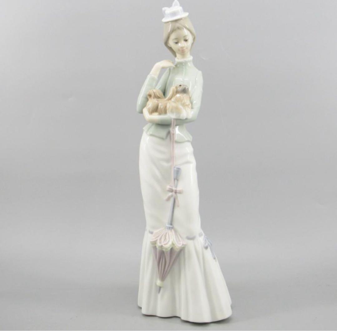 リヤドロ　仔犬を抱く貴婦人