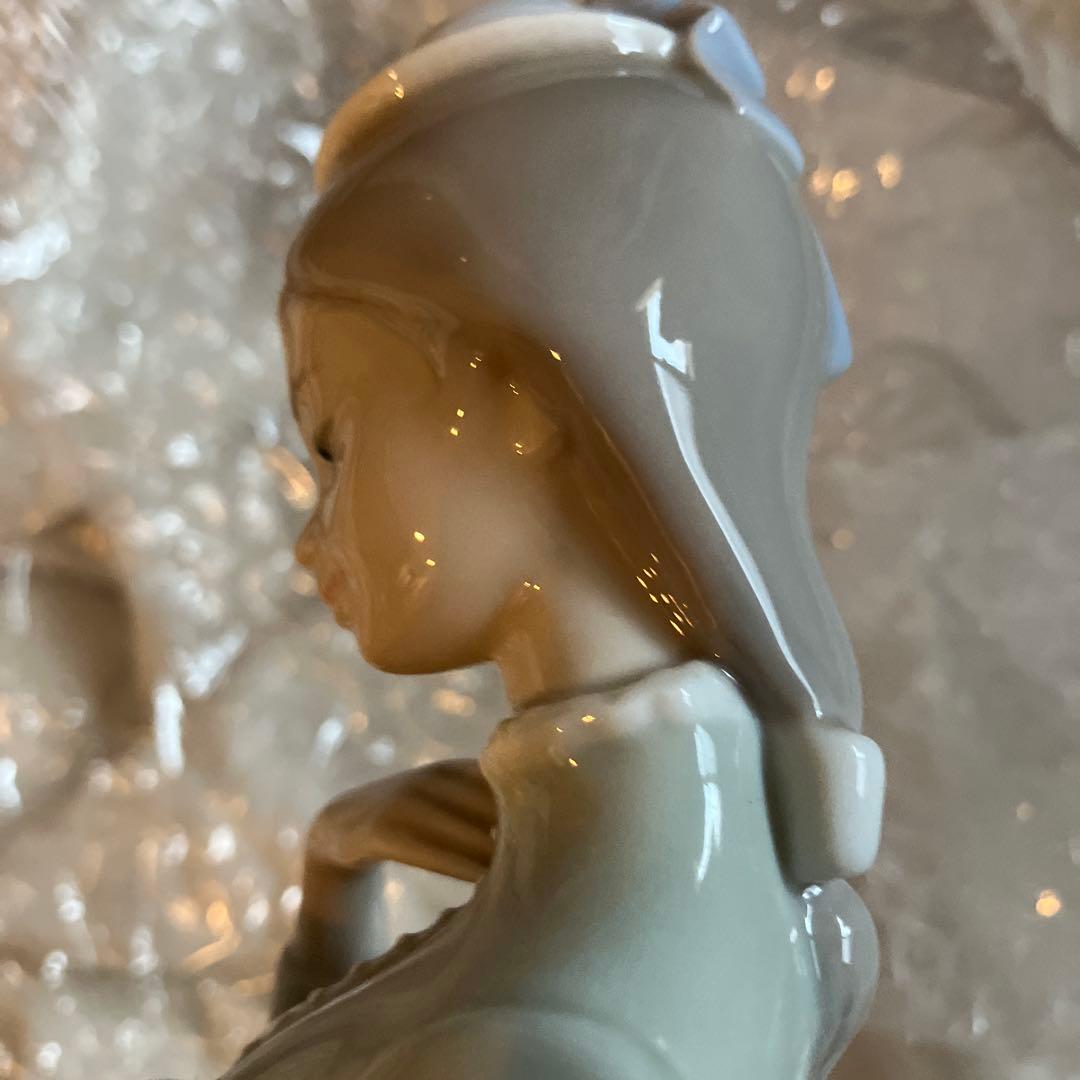 リヤドロ　仔犬を抱く貴婦人