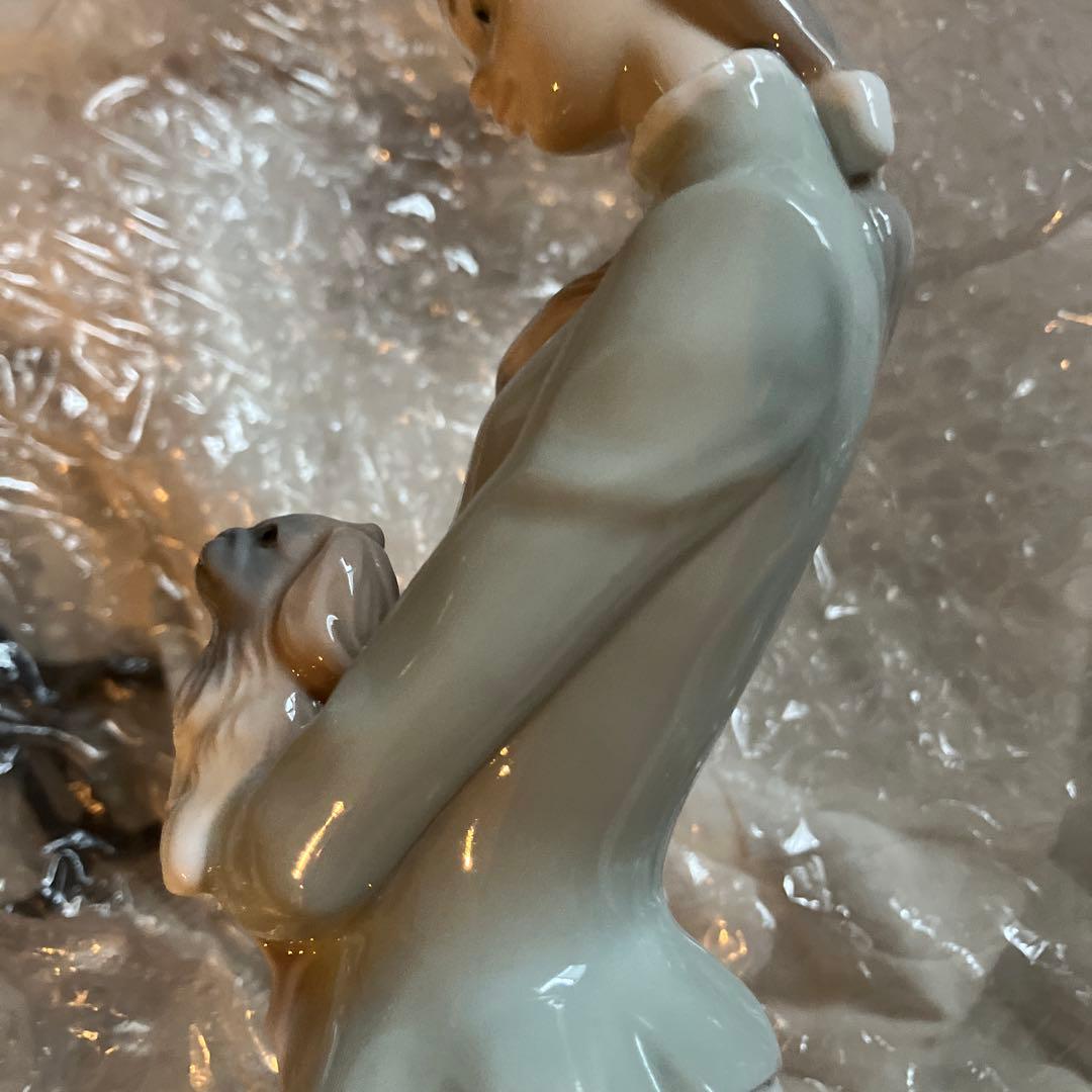 リヤドロ　仔犬を抱く貴婦人