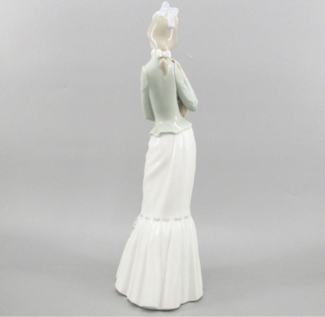 リヤドロ　仔犬を抱く貴婦人