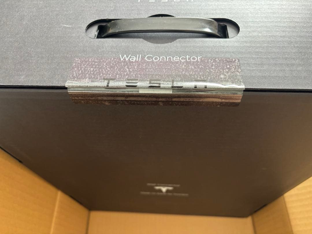 テスラウォールコネクター　Tesla wall connector