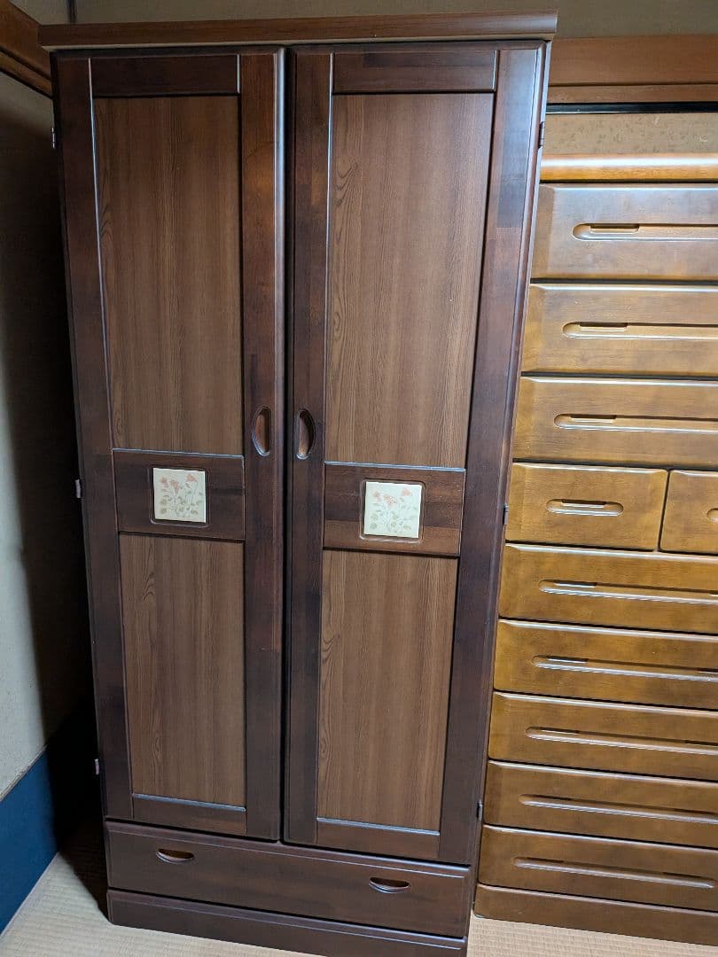 ブラウン クローゼット 花柄装飾付き