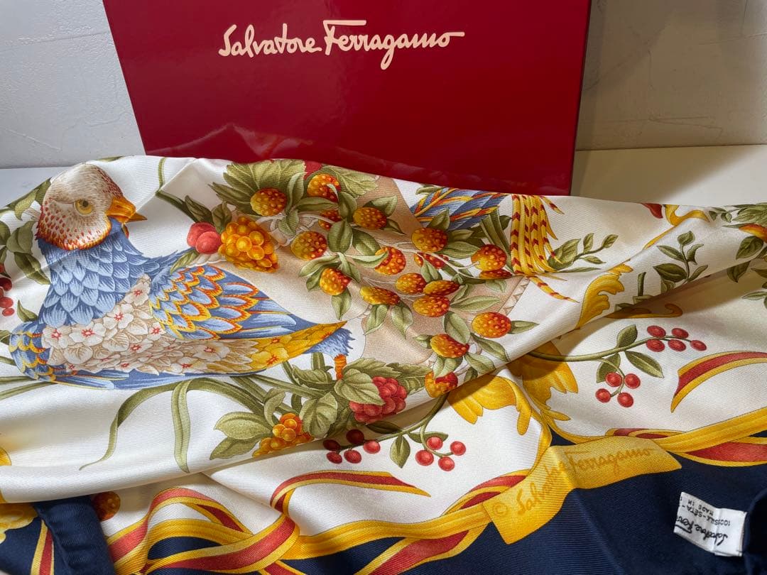 【新品未使用】Salvatore Ferragamo シルク100%スカーフ