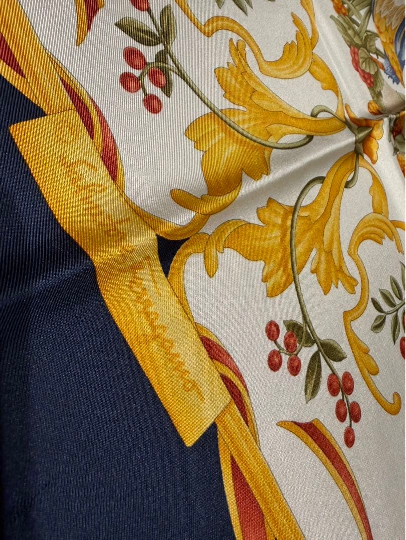 【新品未使用】Salvatore Ferragamo シルク100%スカーフ
