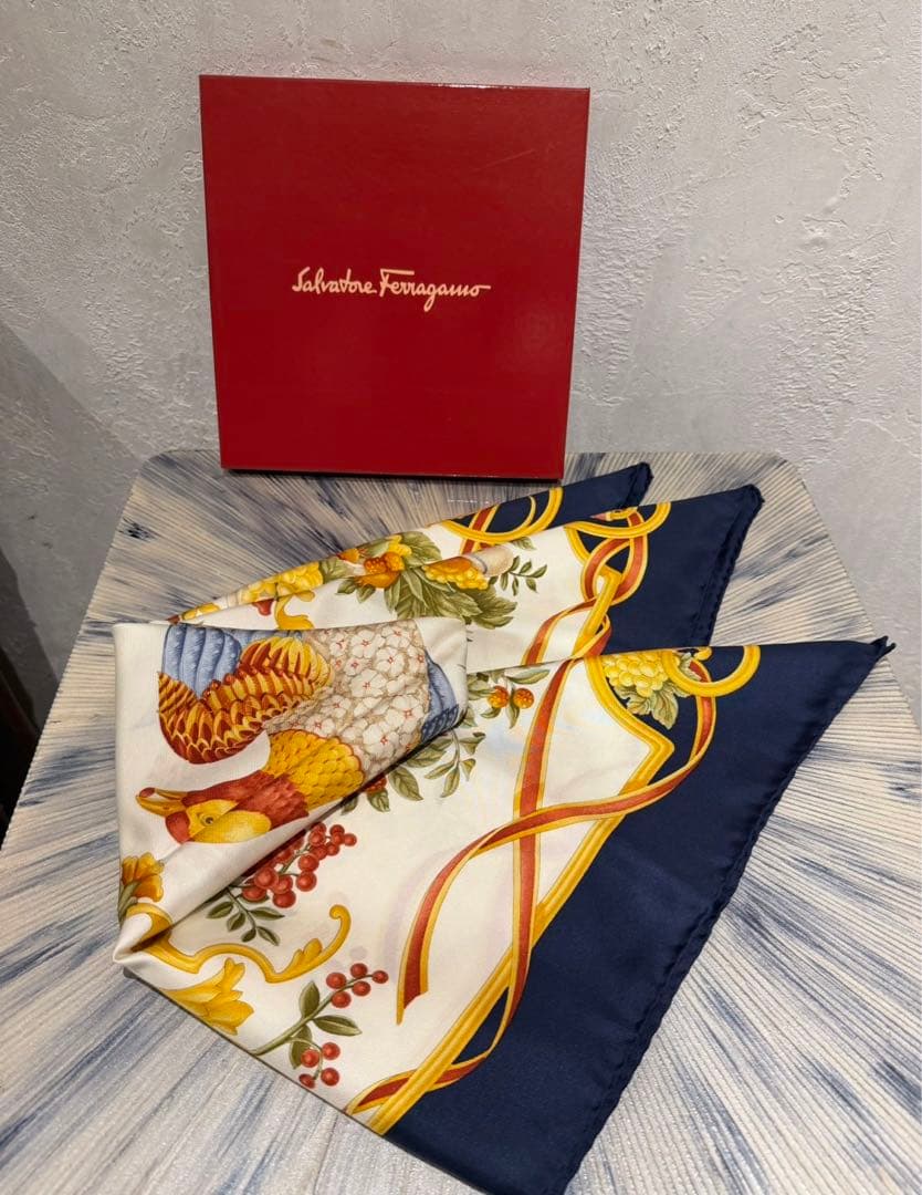 【新品未使用】Salvatore Ferragamo シルク100%スカーフ