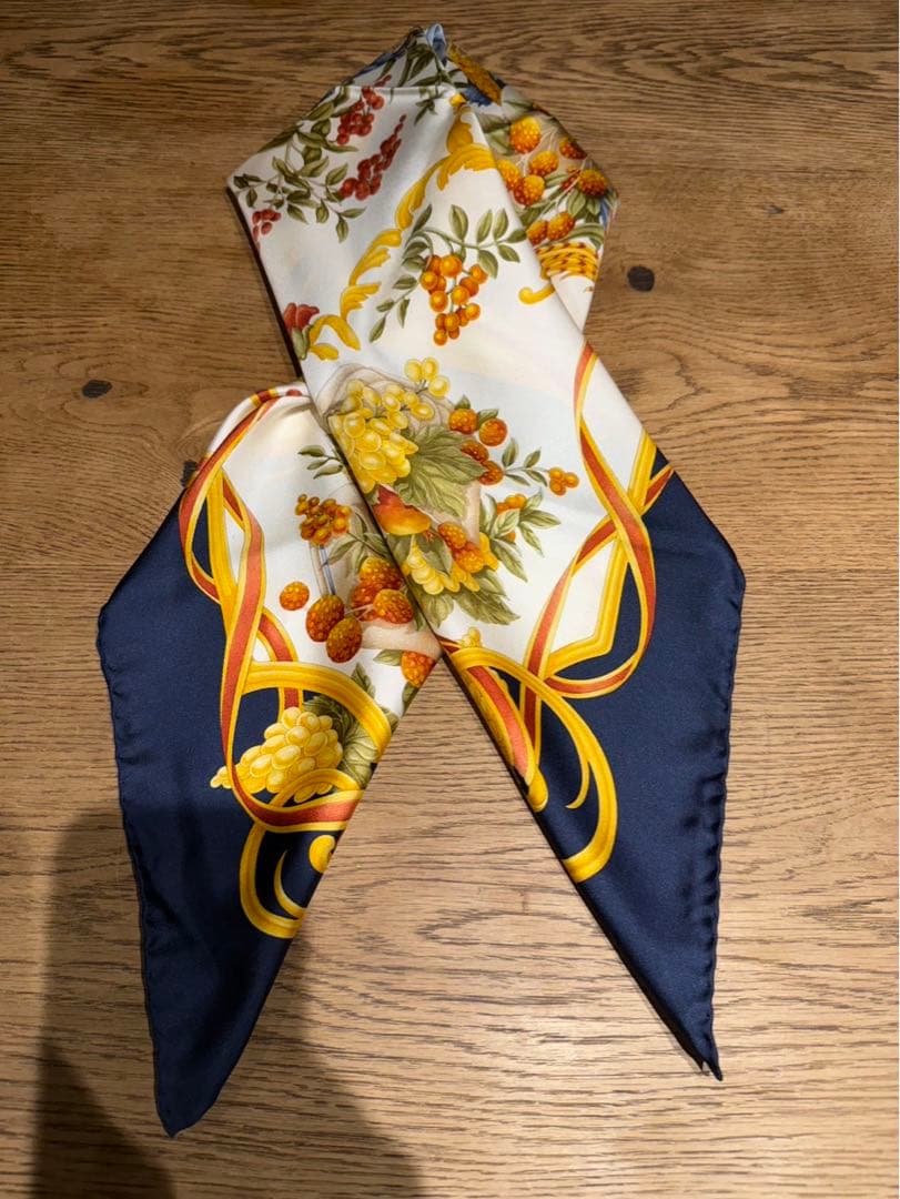 【新品未使用】Salvatore Ferragamo シルク100%スカーフ