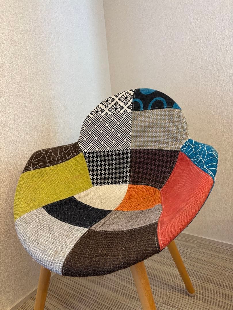 パッチワークデザインの椅子