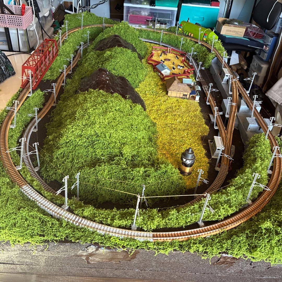 Nゲージ 鉄道模型 草地と山　ポツンと一軒家