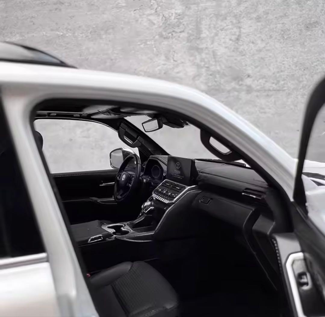 TOYOTA LCD 1:18 ￼Land cruiser ZX (LC300)