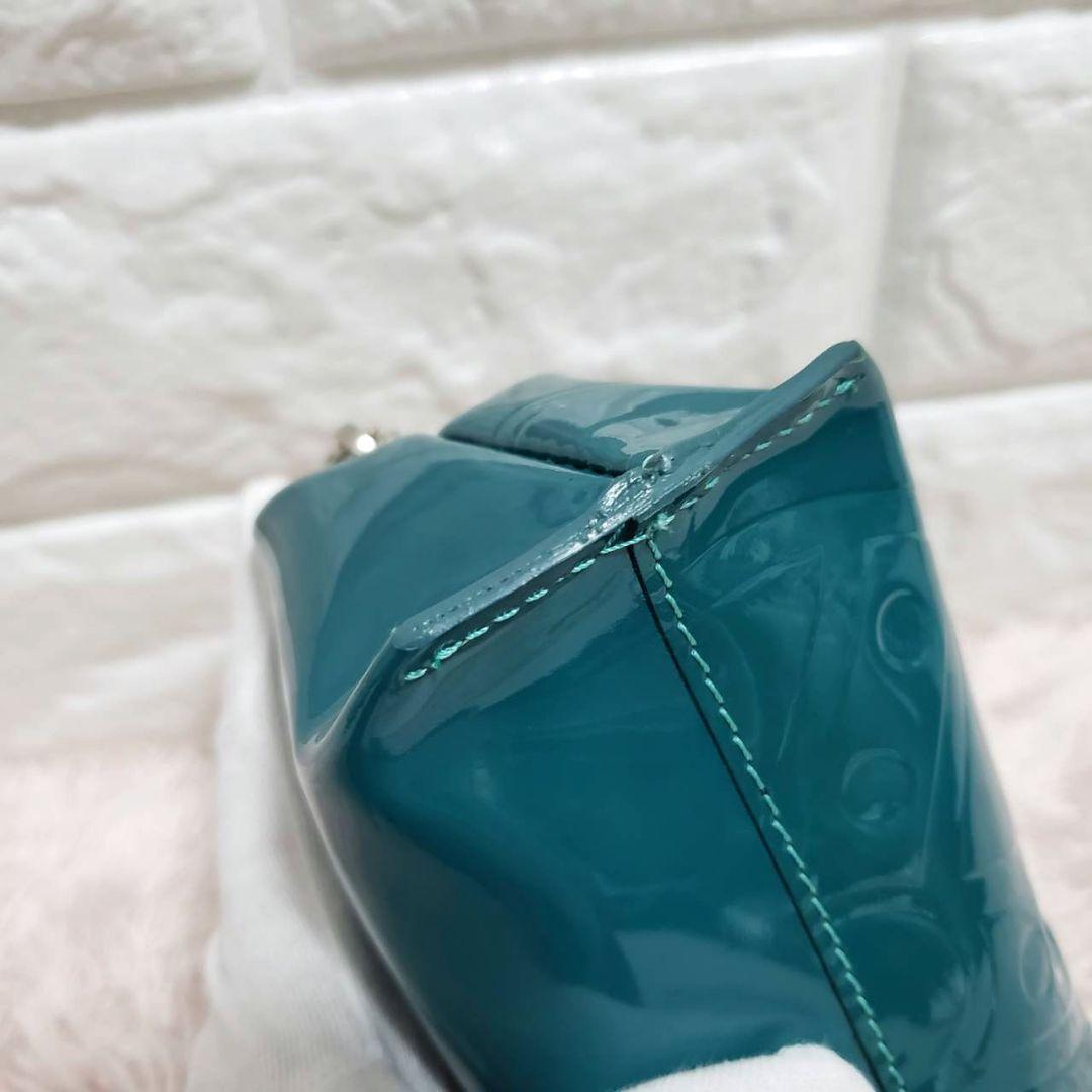 美品Vivienne Westwood オーブチャーム型押しエナメルメイクポーチ