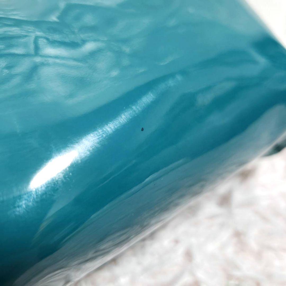 美品Vivienne Westwood オーブチャーム型押しエナメルメイクポーチ