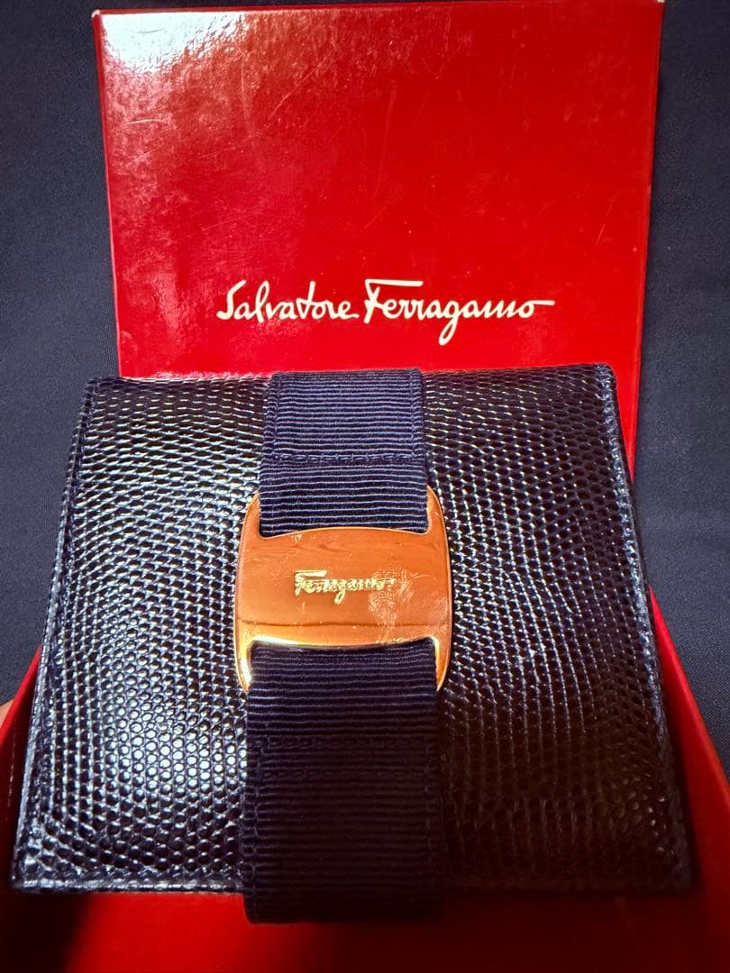 Salvatore Ferragamo 二つ折り財布　ヴァラリボン