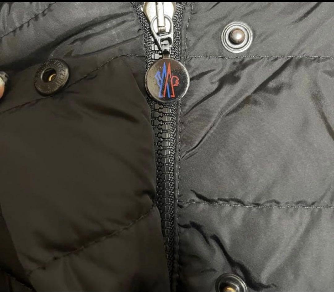 【最終価格】ロゴワッペン付フード付ロングミドル丈ブラックダウンMONCLER