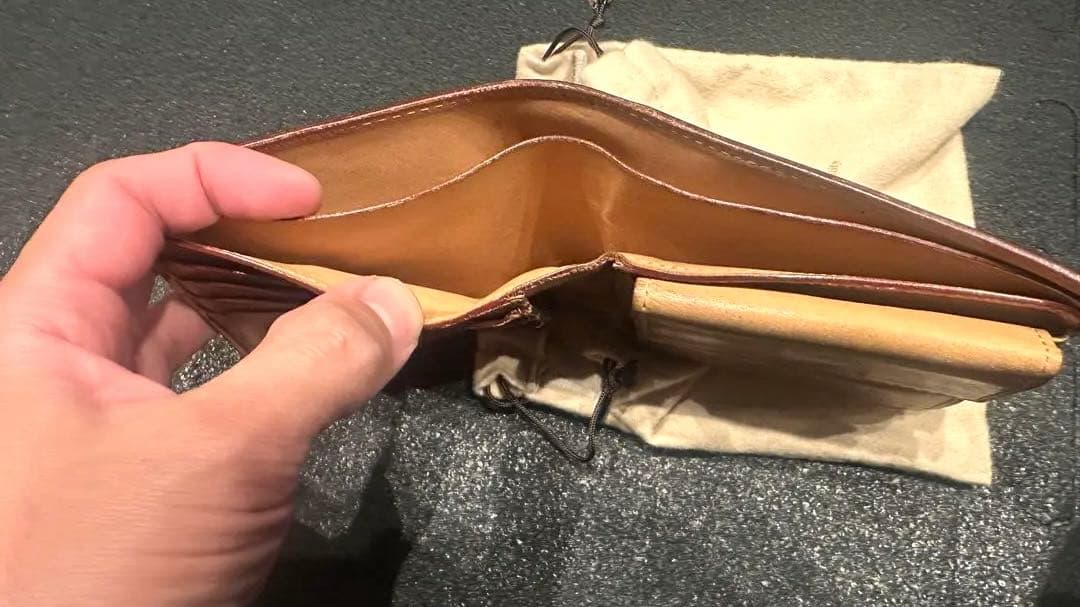 ガンゾー　二つ折り財布。コードバン