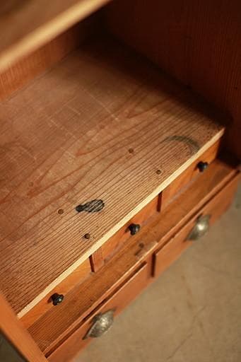 古い小ぶりな木枠のガラス戸棚　小引き出し5杯　食器棚　キャビネット　古家具古民家