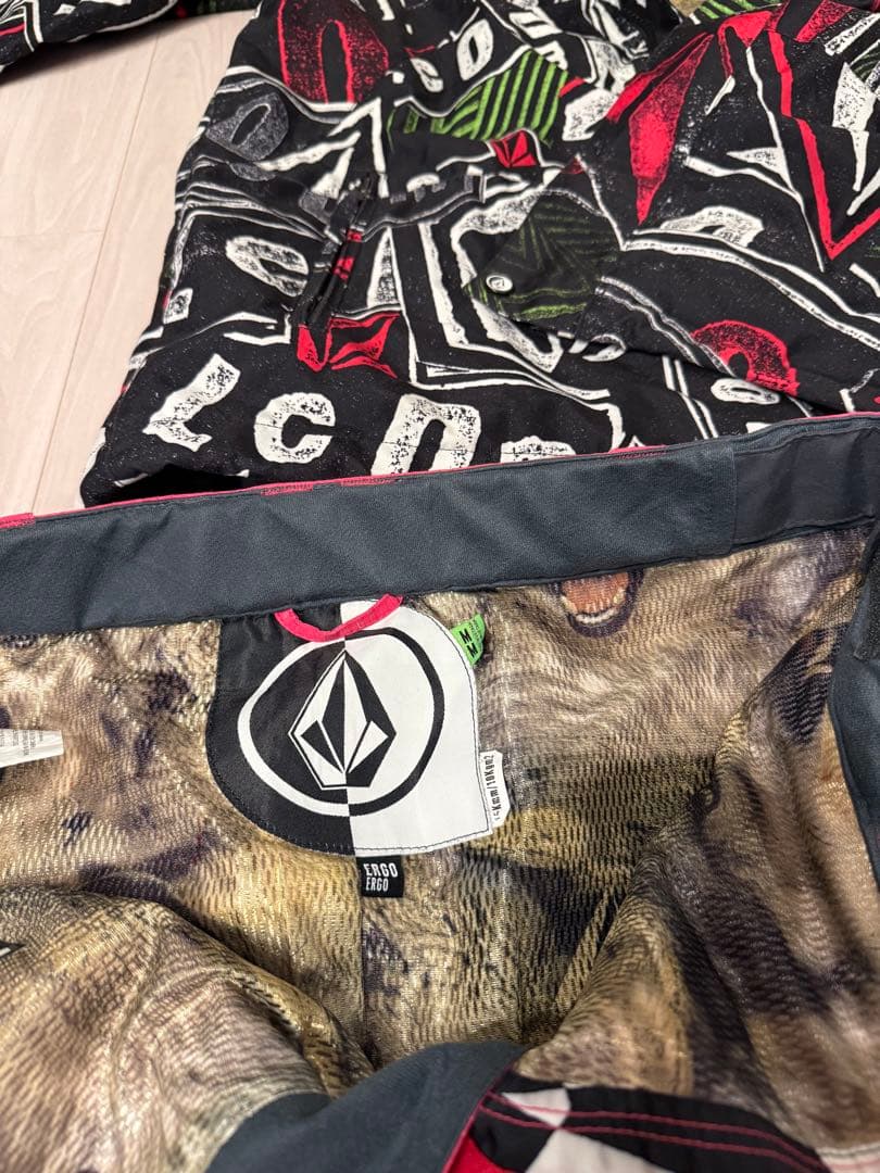 &*i様 VOLCOM スノーボードウェア メンズ上下セットM〜L相当