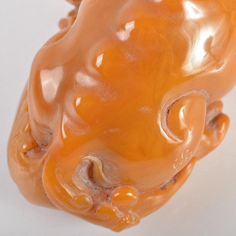 天馬　中国　玉石田黄寿山石彫刻　獅子　置物　紙鎮　唐木箱付　H　R6731