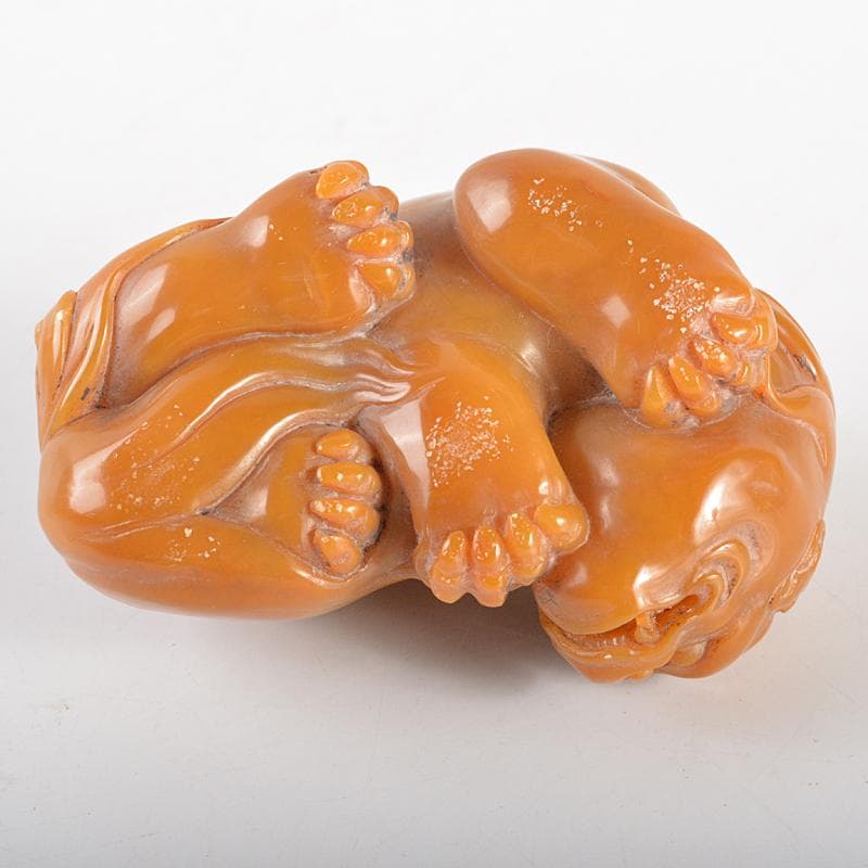 天馬　中国　玉石田黄寿山石彫刻　獅子　置物　紙鎮　唐木箱付　H　R6731