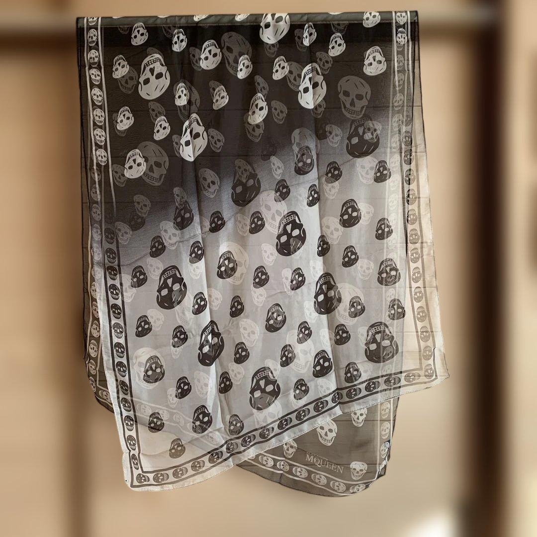 ☆ アレキサンダーマックイーンのスカル柄スカーフ（ストール）