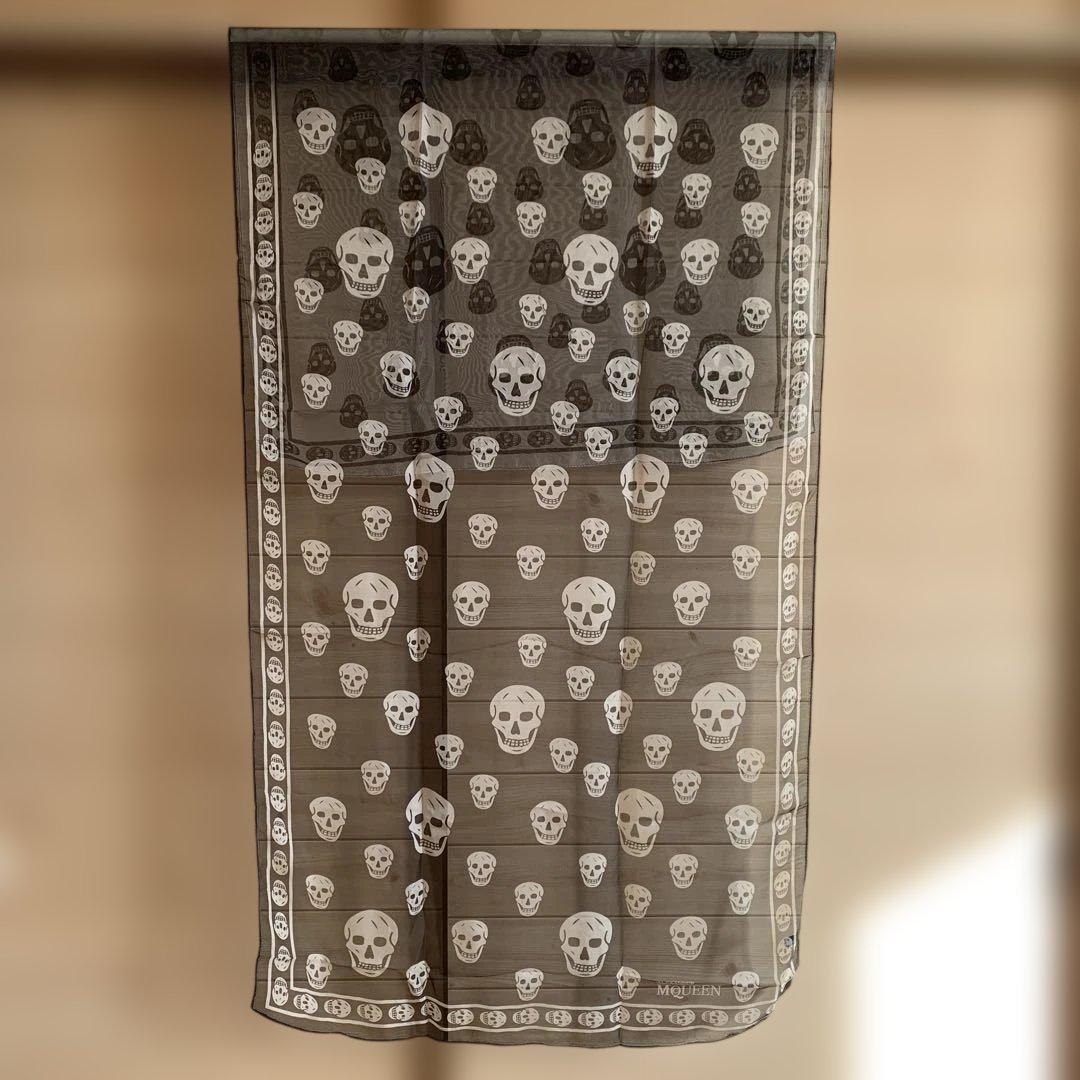 ☆ アレキサンダーマックイーンのスカル柄スカーフ（ストール）