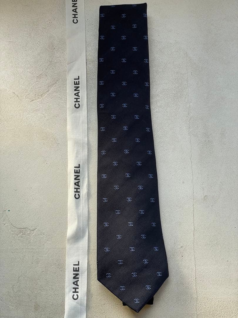 【極美品】CHANEL 現行モデル　ネクタイ ネイビー シャネルロゴパターン