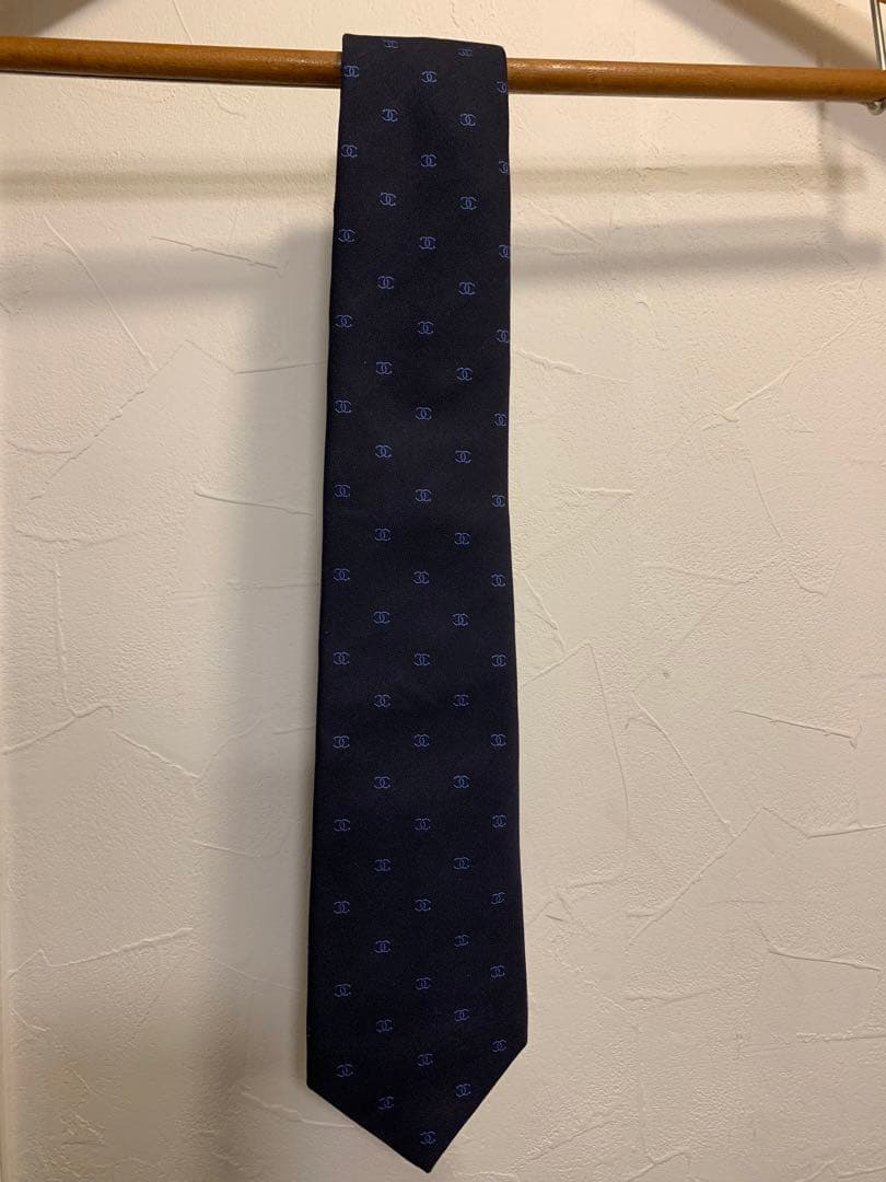 【極美品】CHANEL 現行モデル　ネクタイ ネイビー シャネルロゴパターン