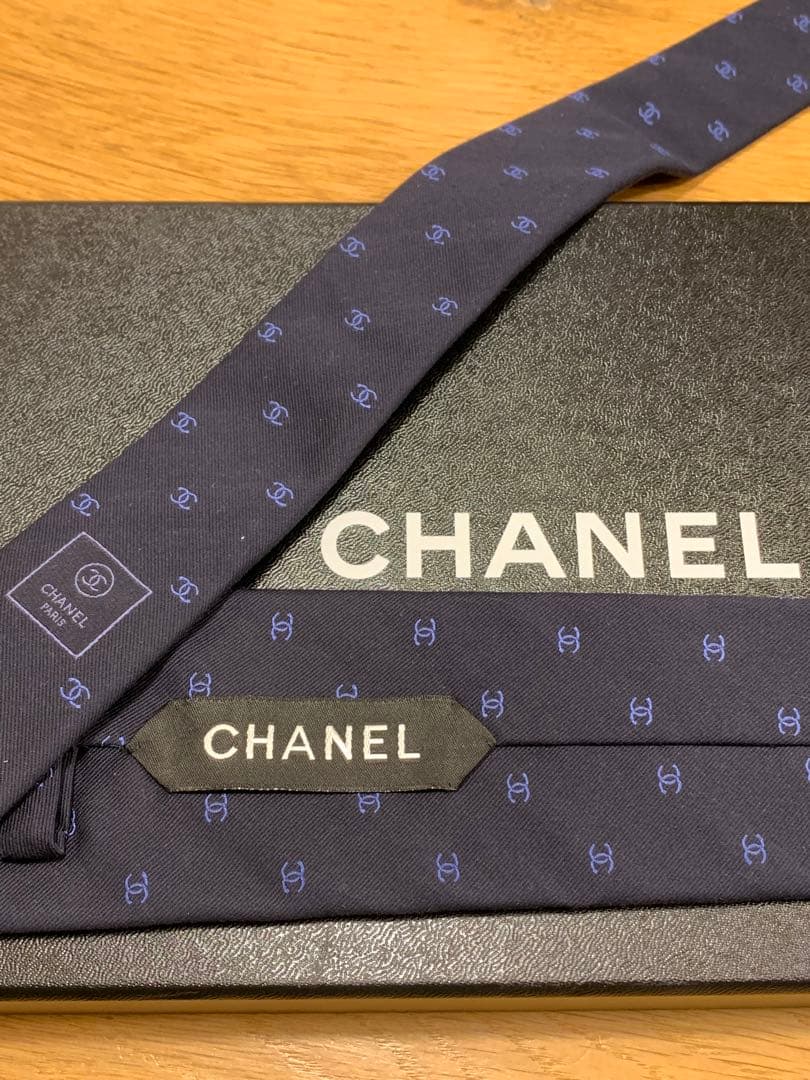 【極美品】CHANEL 現行モデル　ネクタイ ネイビー シャネルロゴパターン