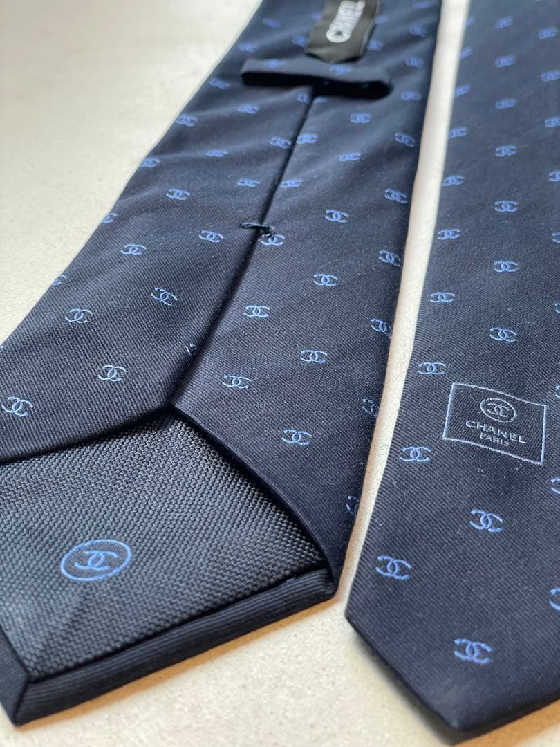 【極美品】CHANEL 現行モデル　ネクタイ ネイビー シャネルロゴパターン