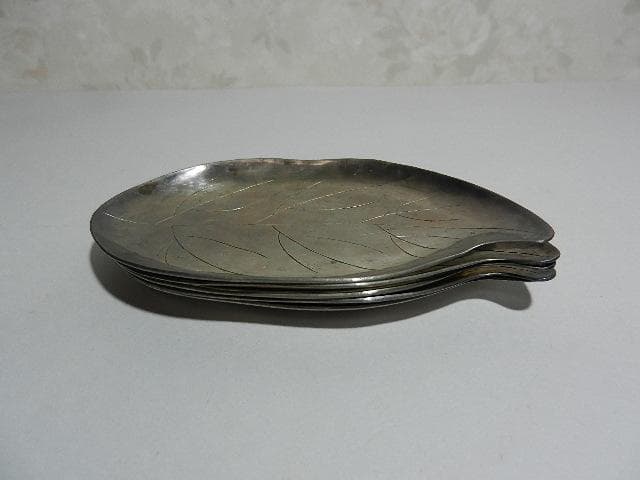 純銀製木の葉型銘々皿５客（縦６．５㌢、横１１．５㌢、高７㍉、総重量１０５㌘）