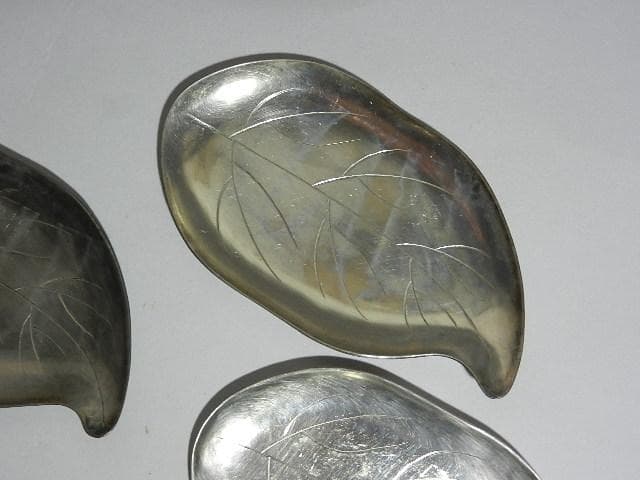 純銀製木の葉型銘々皿５客（縦６．５㌢、横１１．５㌢、高７㍉、総重量１０５㌘）